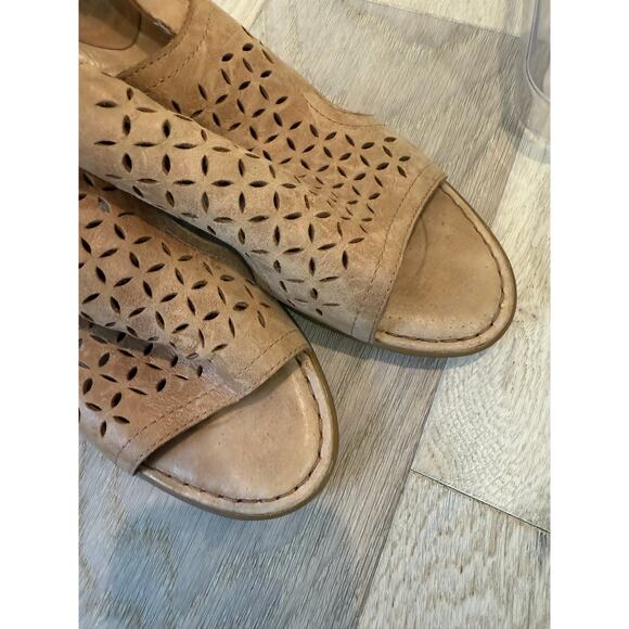 Born Sandals Women 8 Tan Slingback Peep Toe Perforated Boho Comfort Neutral - Picture 6 of 9